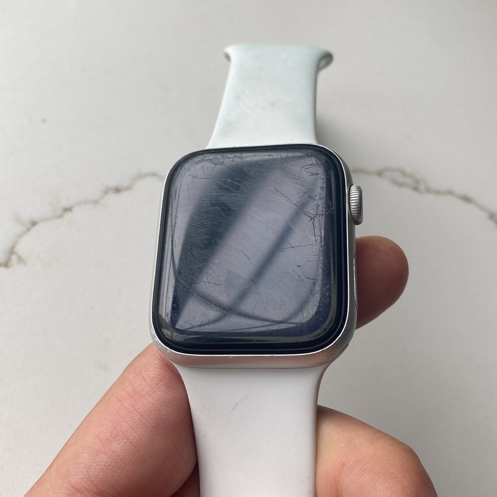 Apple Watch 44 MM Series 4 Silver Aluminum Case White Sport Band - Picture 8 of 16